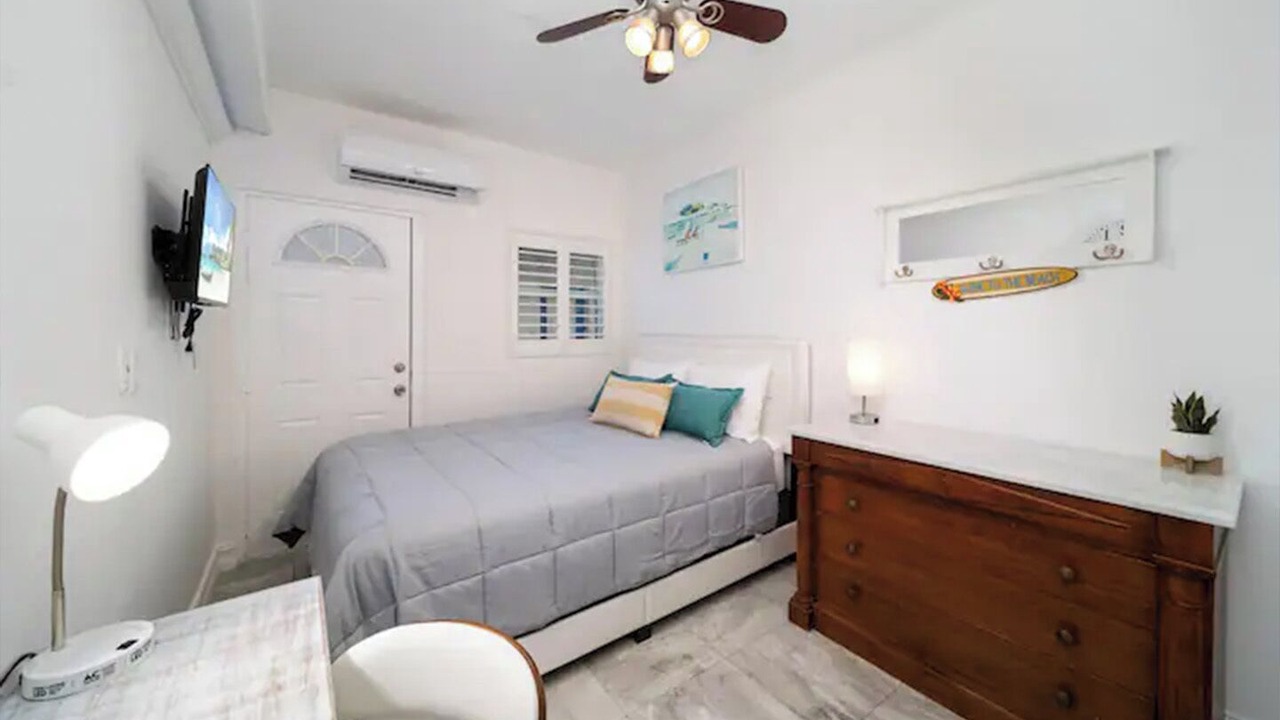 Photo of Bedroom in Hollywood Lakes
