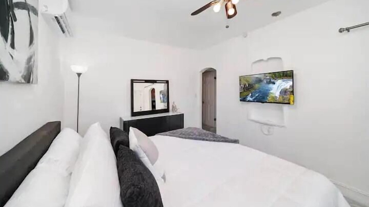 Photo of Bedroom in Hollywood Lakes