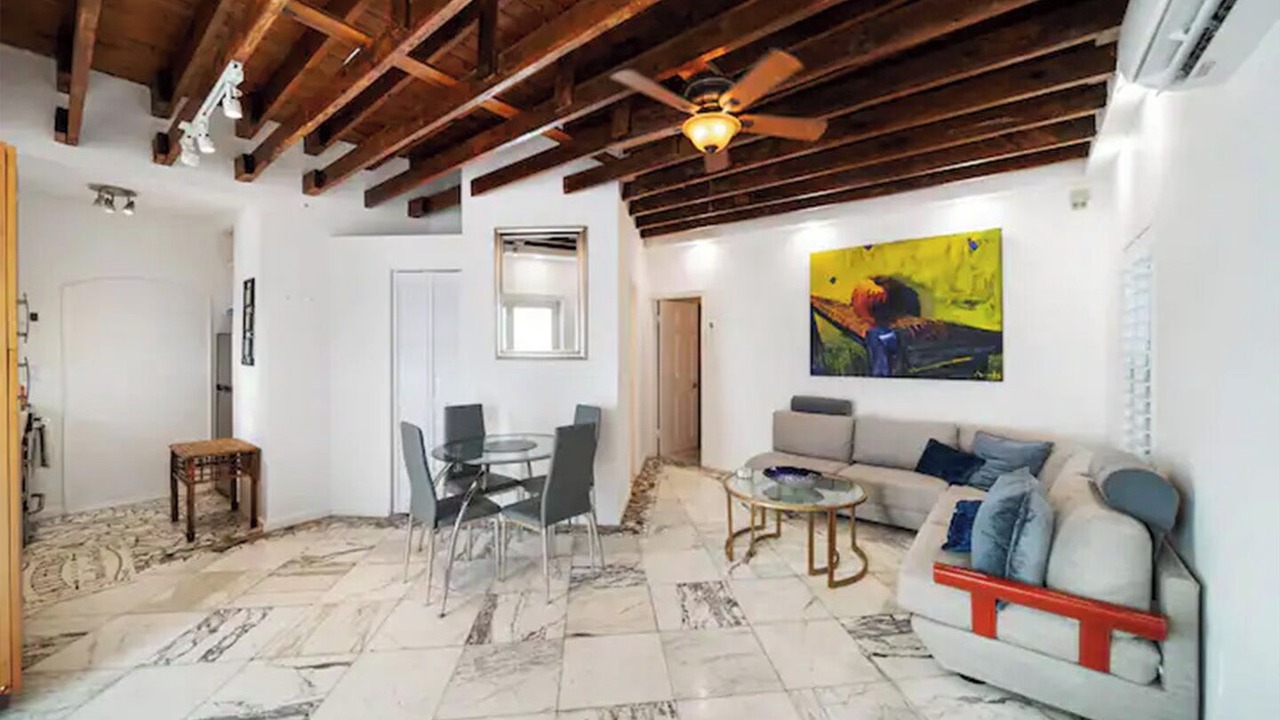 Photo of Livingroom in Hollywood Lakes