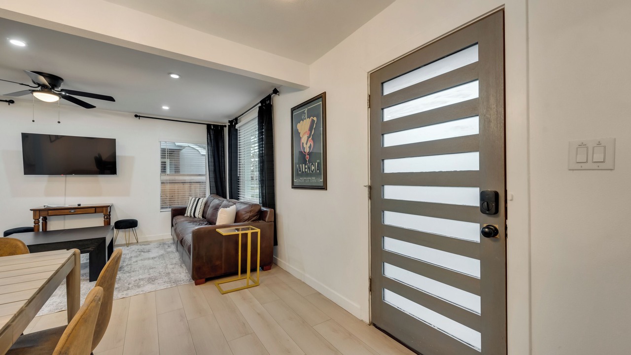 Photo of Livingroom in Central Arlington