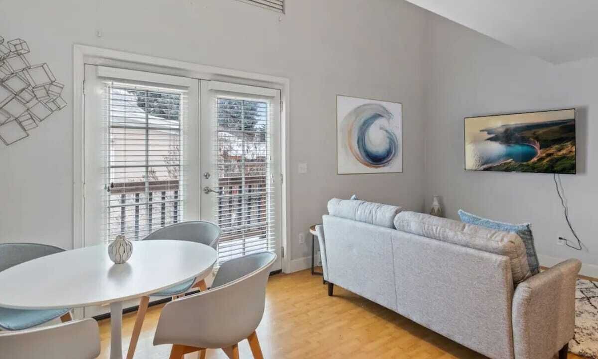 Photo of Livingroom in South Perry District