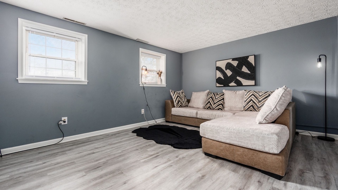 Photo of Livingroom in Summit Station