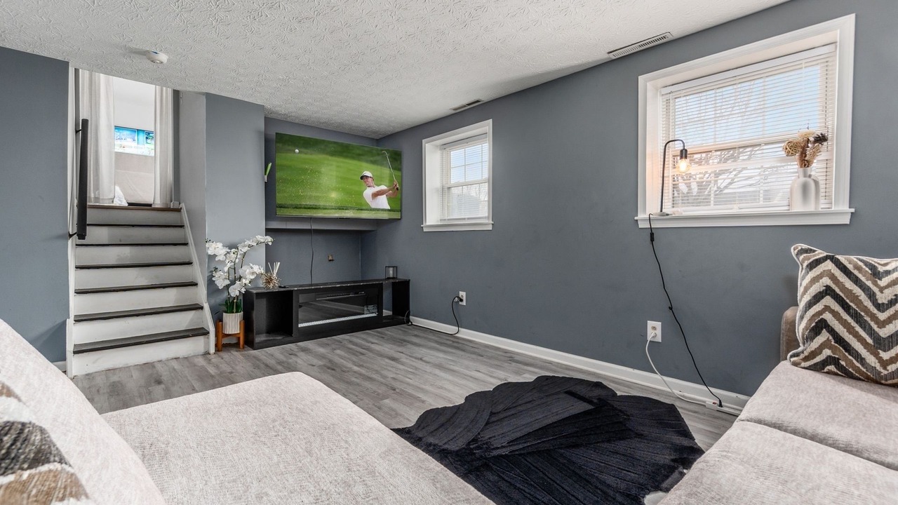 Photo of Livingroom in Summit Station