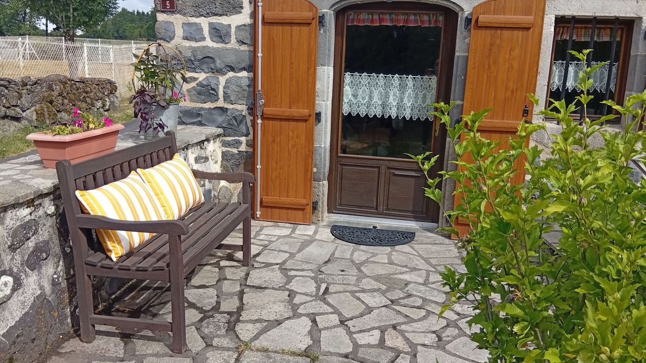 Photo of Patio Balcony in Saint-Martin-sous-Vigouroux