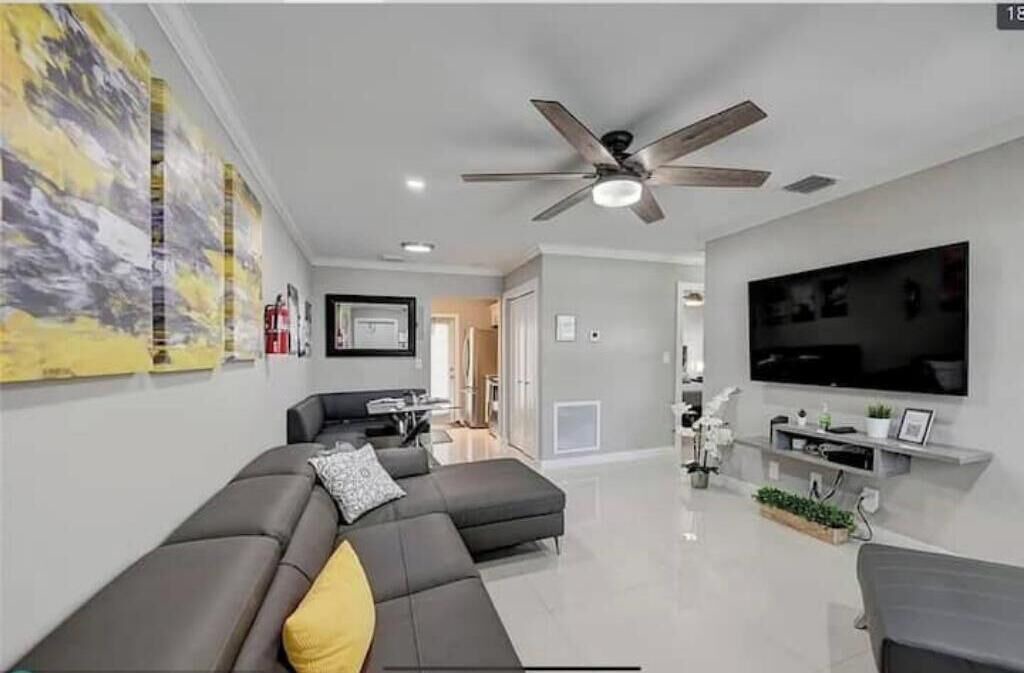 Photo of Livingroom in Santa Barbara Estates