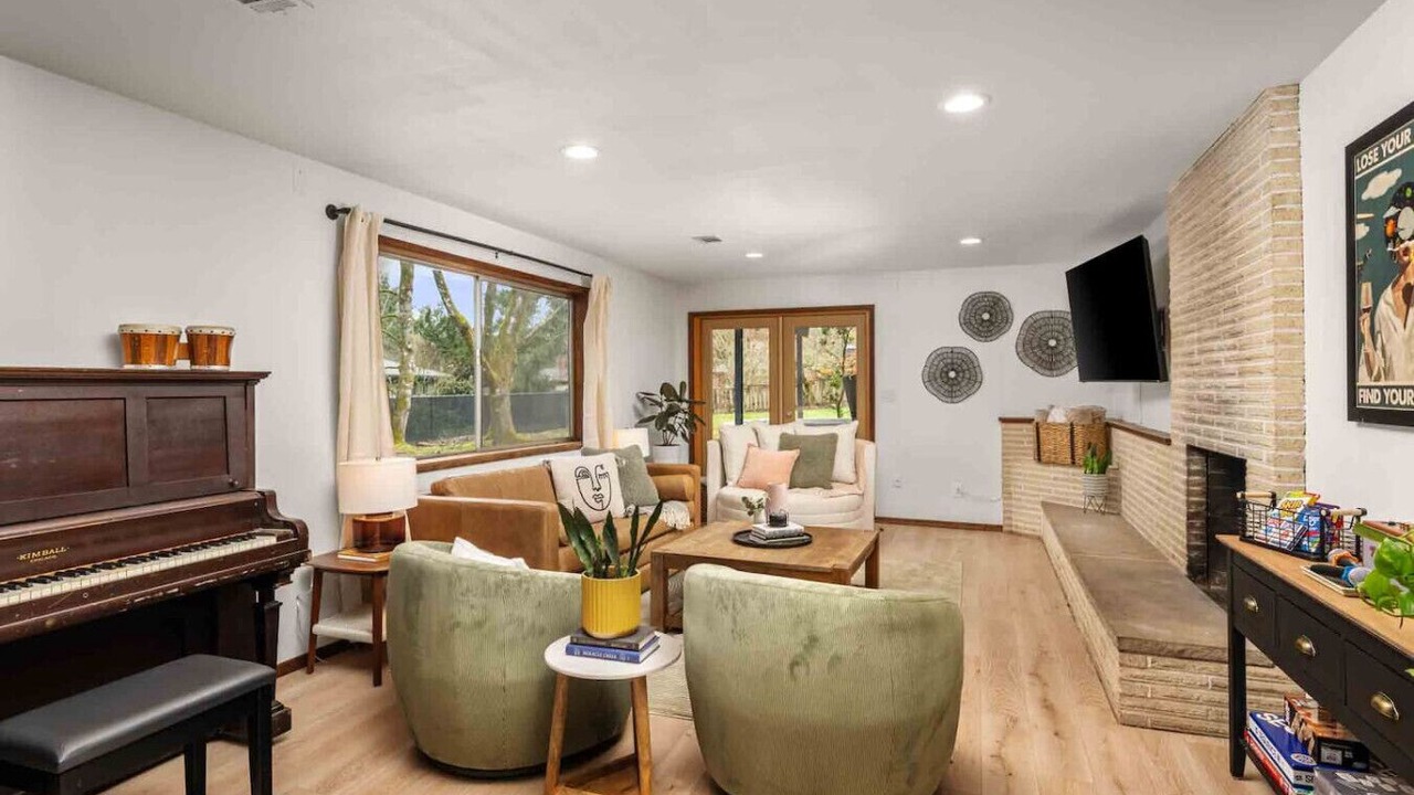 Photo of Livingroom in West Haven-Sylvan