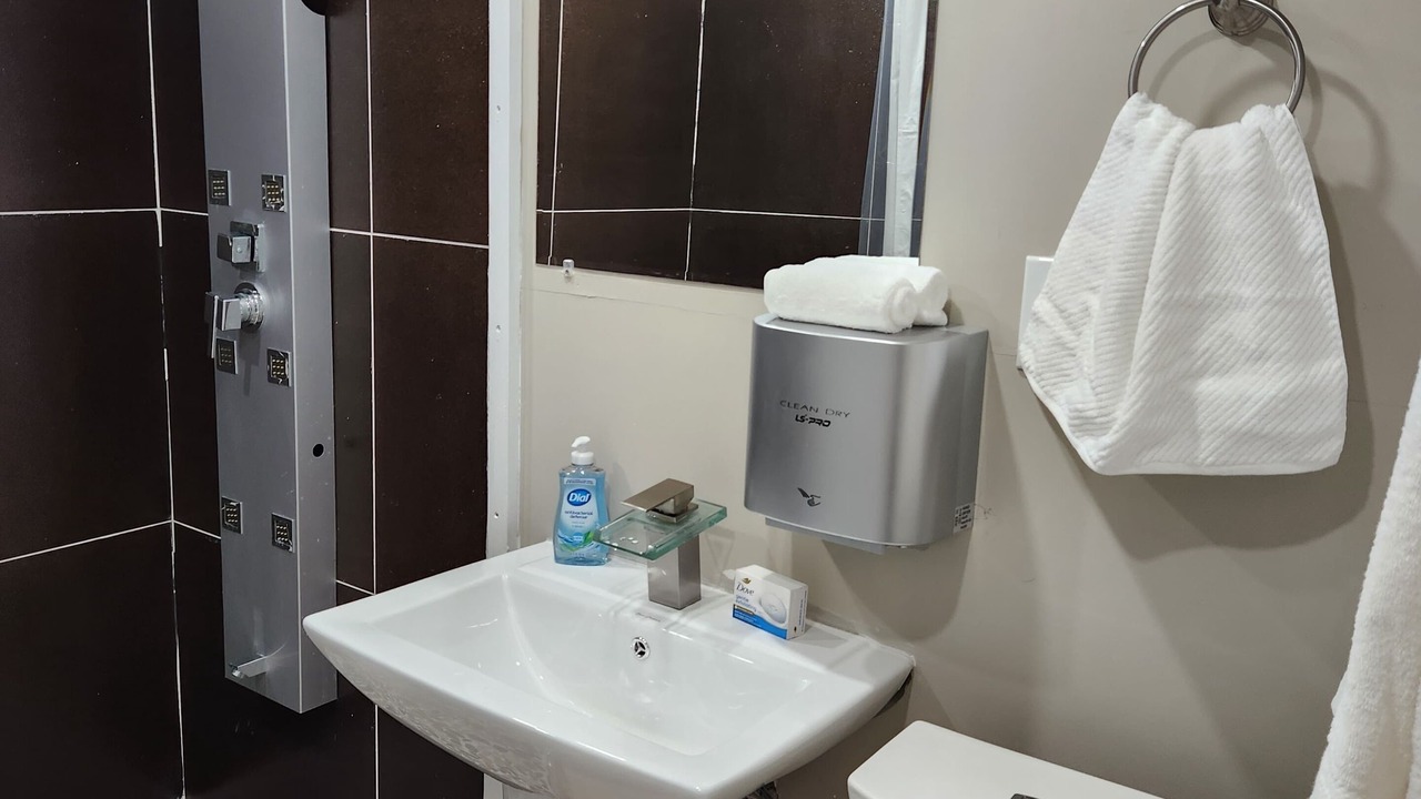 Photo of Bathroom in Alden Manor