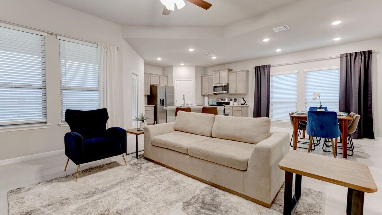 Photo of Livingroom in Leon Junction