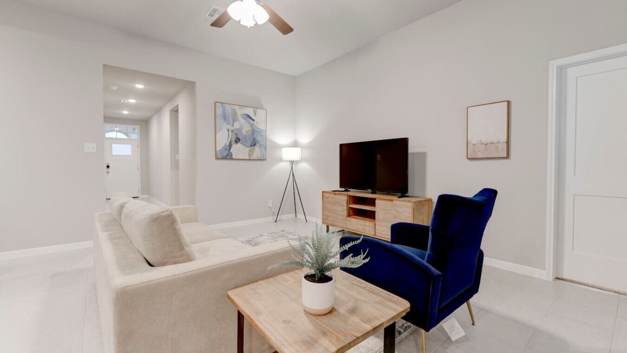 Photo of Livingroom in Leon Junction