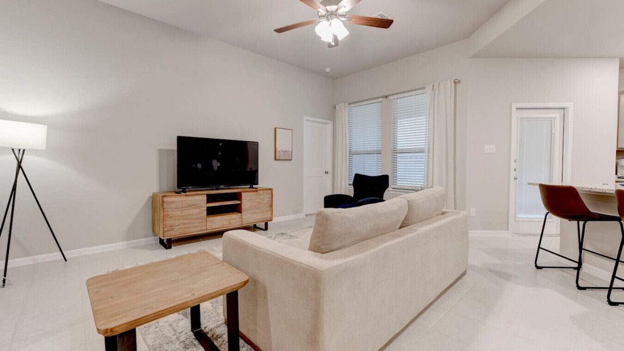 Photo of Livingroom in Leon Junction