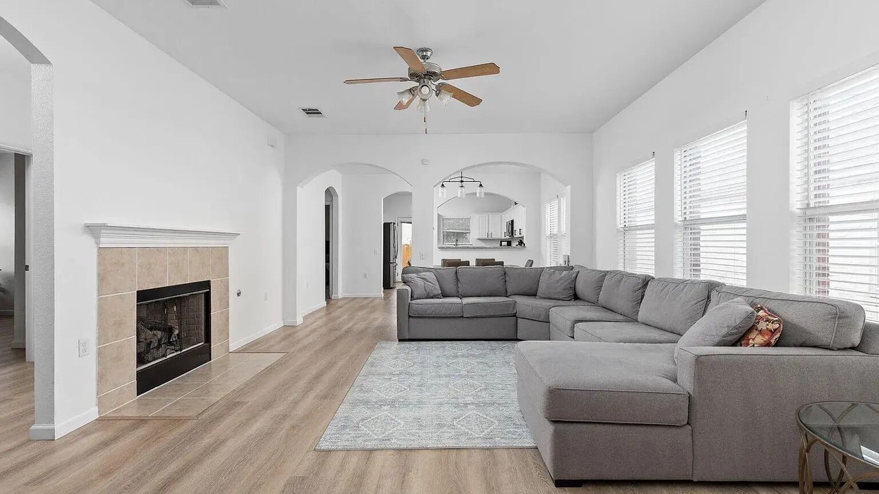 Photo of Livingroom in Pioneer Crossing