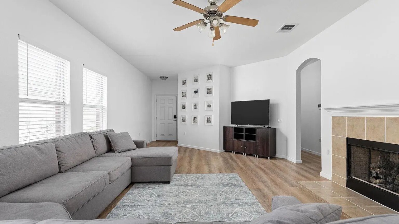 Photo of Livingroom in Pioneer Crossing