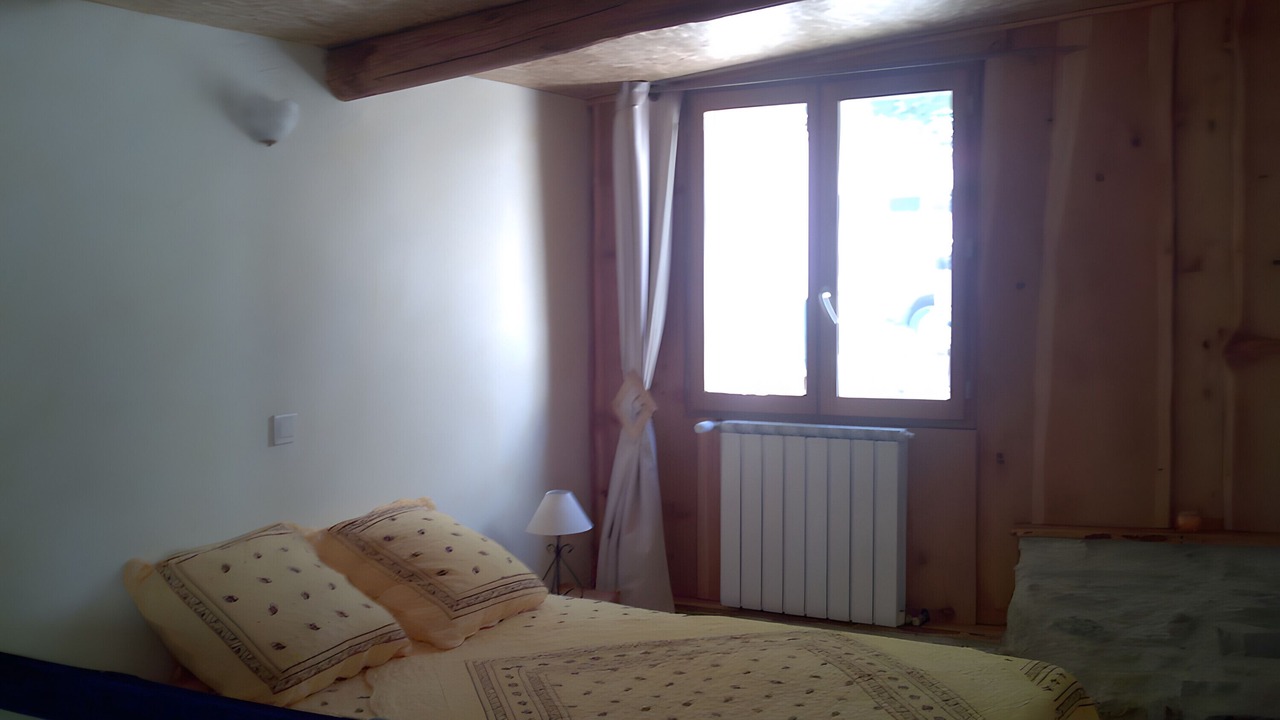 Photo of Bedroom in Revest-des-Brousses