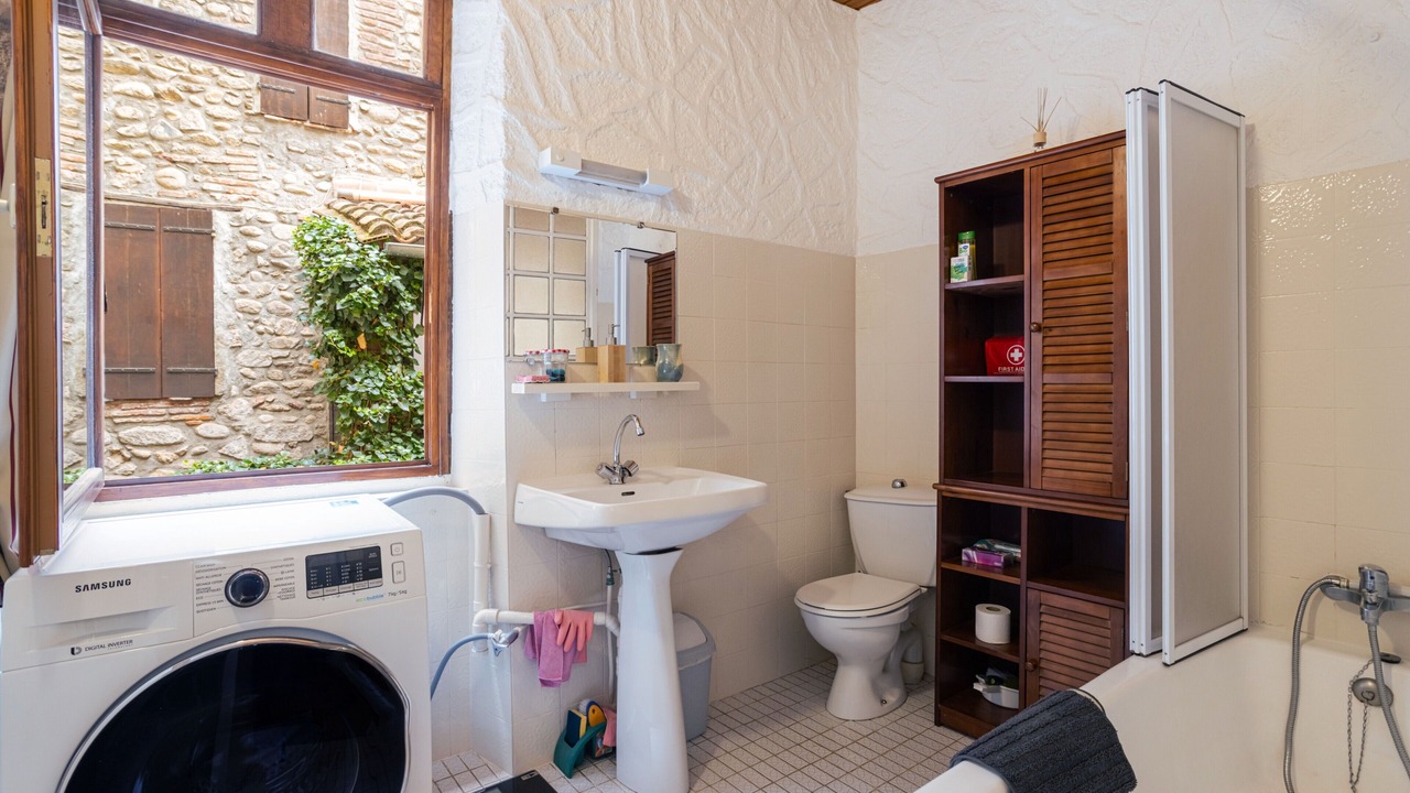 Photo of Bathroom in Ceret