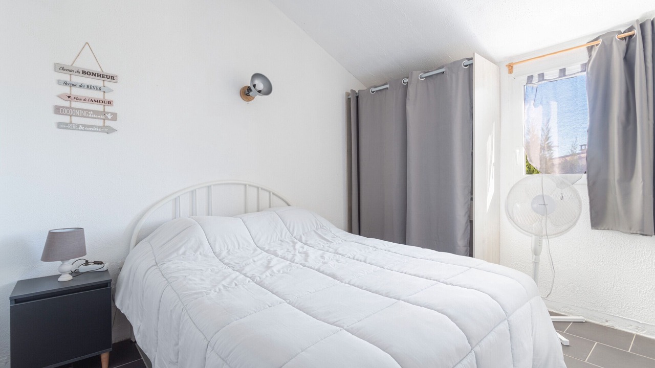 Photo of Bedroom in Roquefort-des-Corbieres