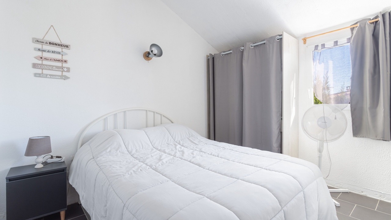 Photo of Bedroom in Roquefort-des-Corbieres