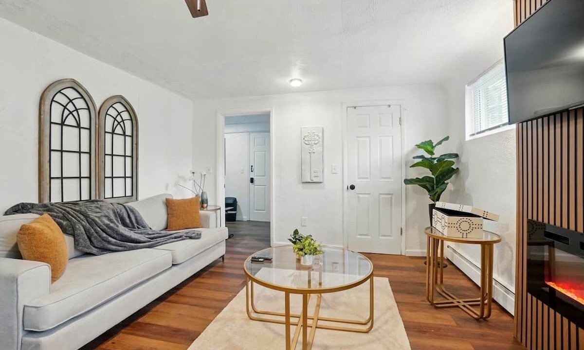 Photo of Livingroom in Roselawn Finance