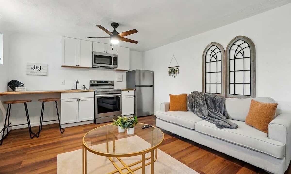 Photo of Livingroom in Roselawn Finance
