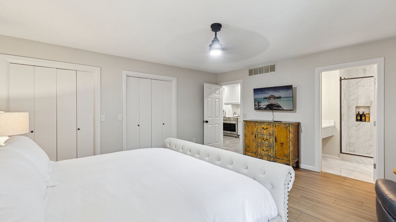 Photo of Bedroom in Warr Acres