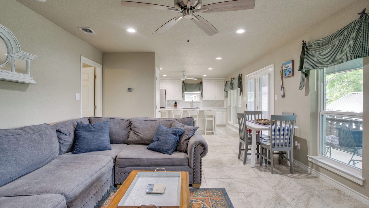 Photo of Livingroom in Lake Bridgeport
