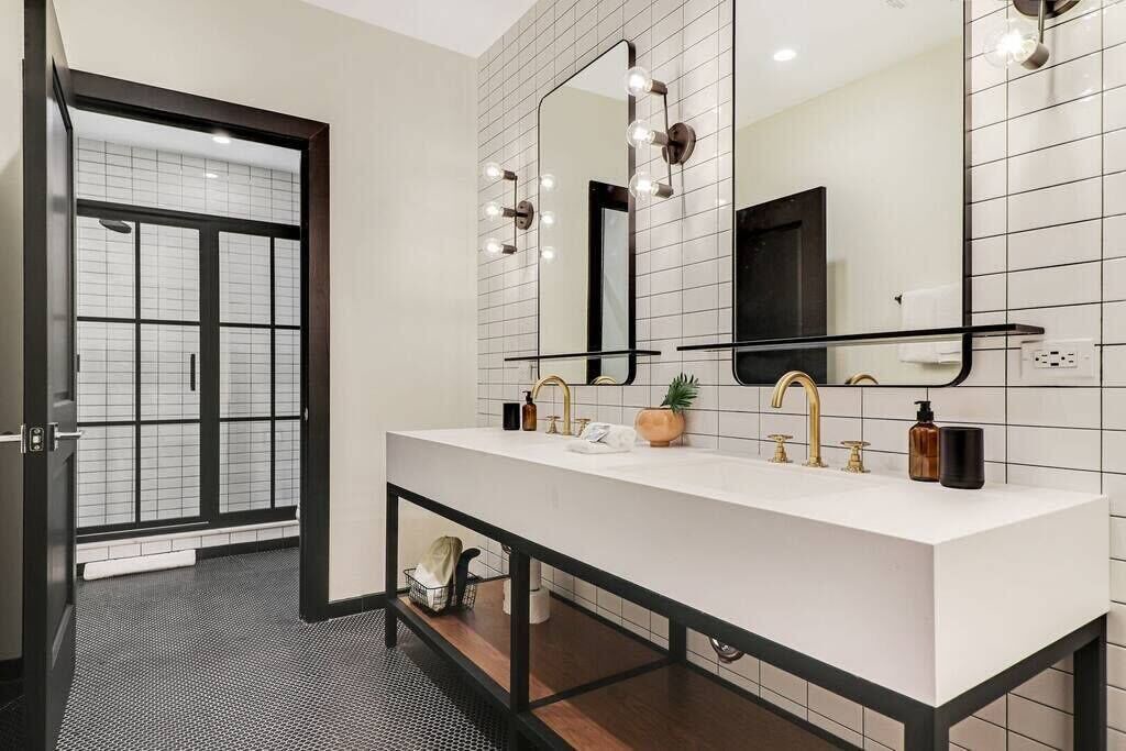 Photo of Bathroom in Arts/Warehouse District