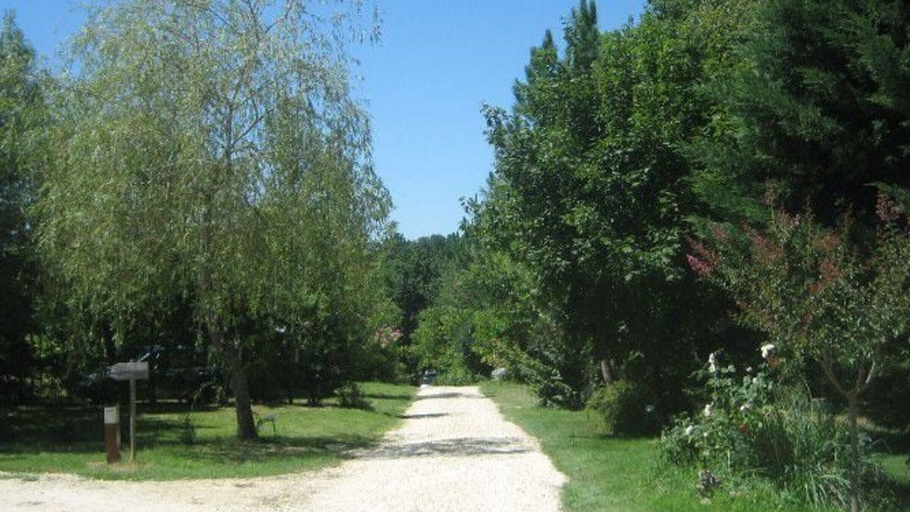 Photo of Others in Rives