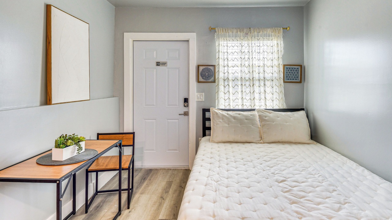 Photo of Bedroom in Rogers Seabreeze