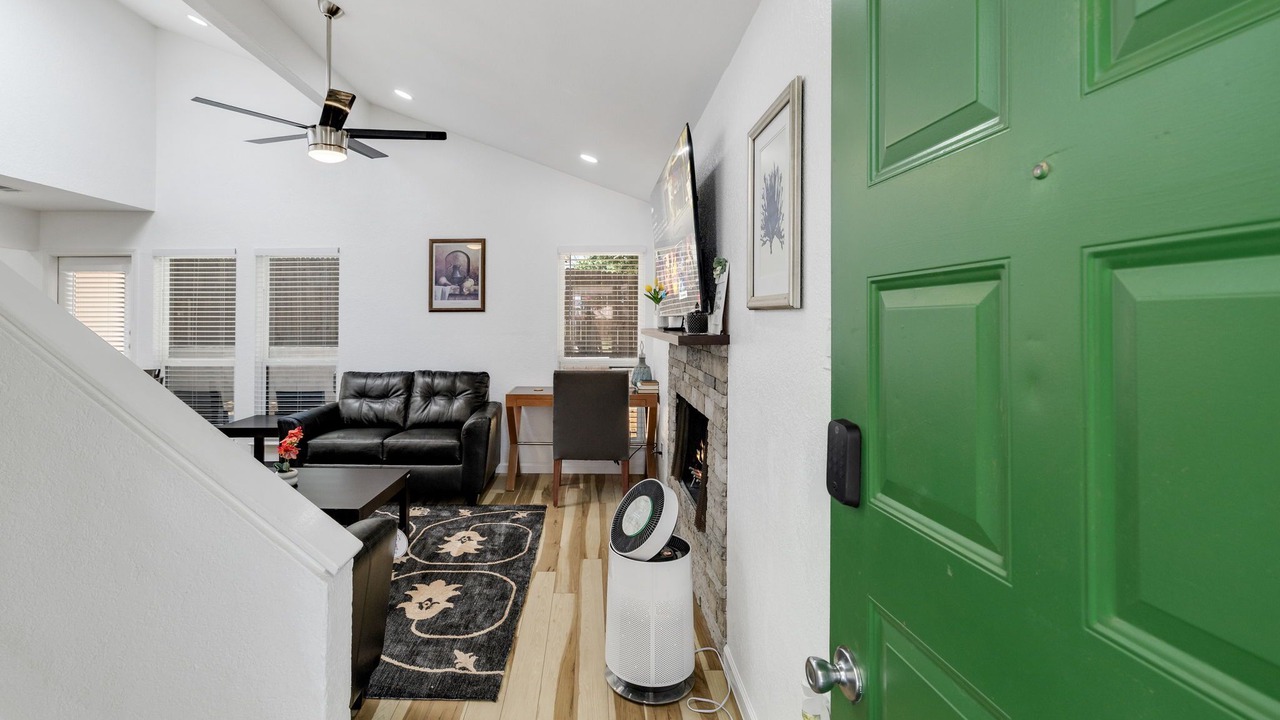 Photo of Livingroom in West Arlington