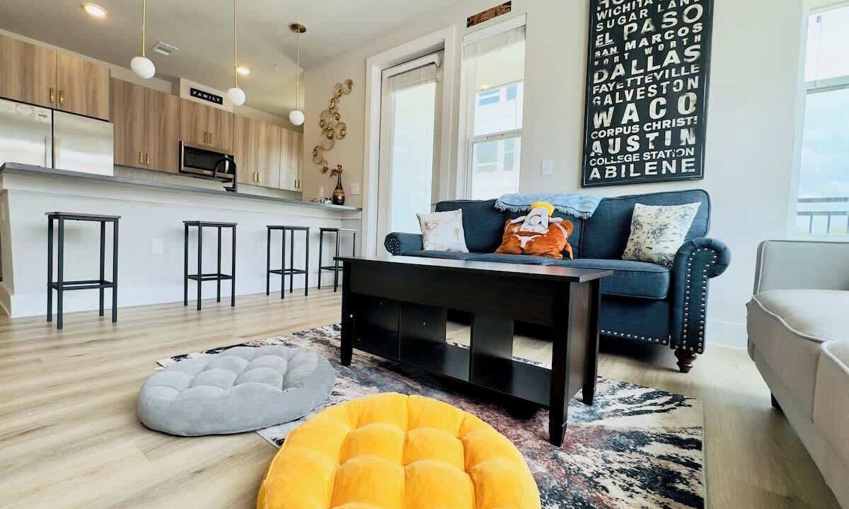 Photo of Livingroom in McNeil