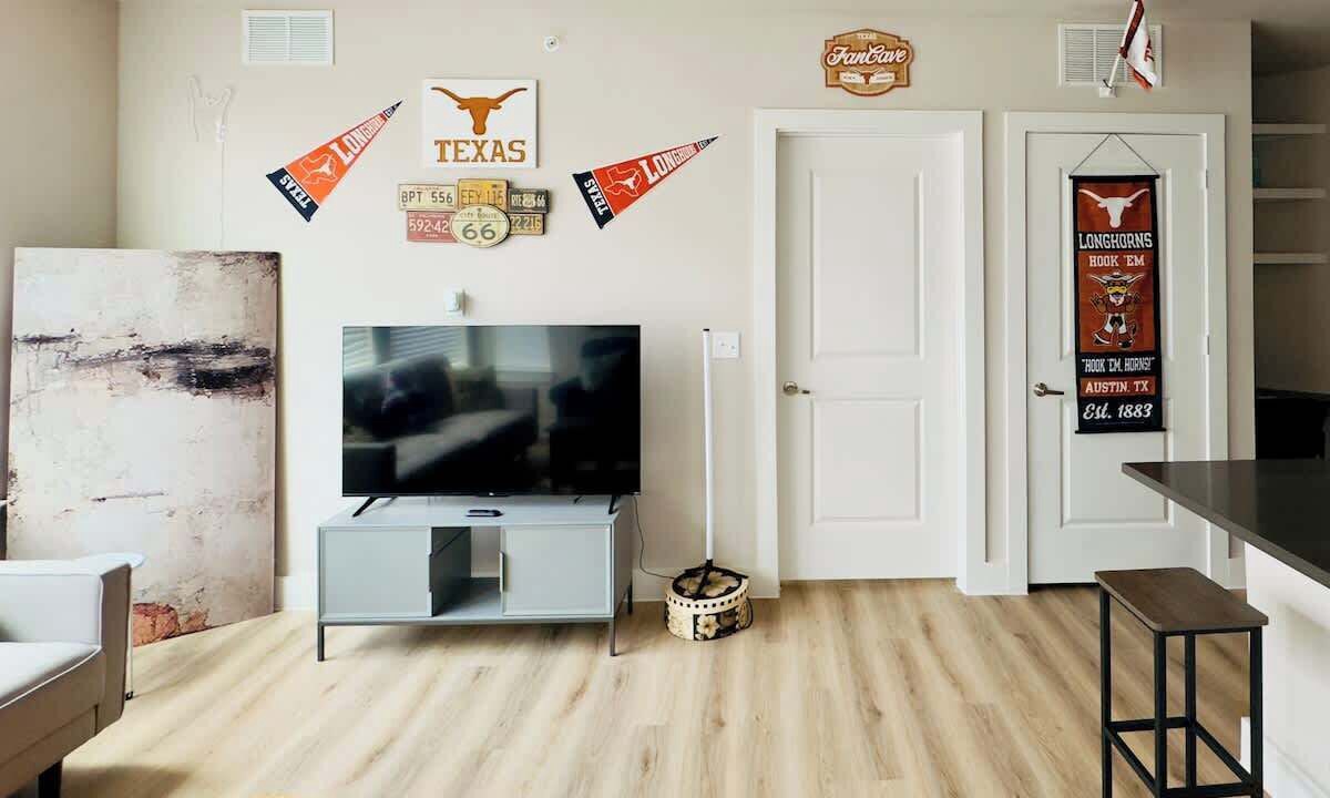 Photo of Livingroom in McNeil