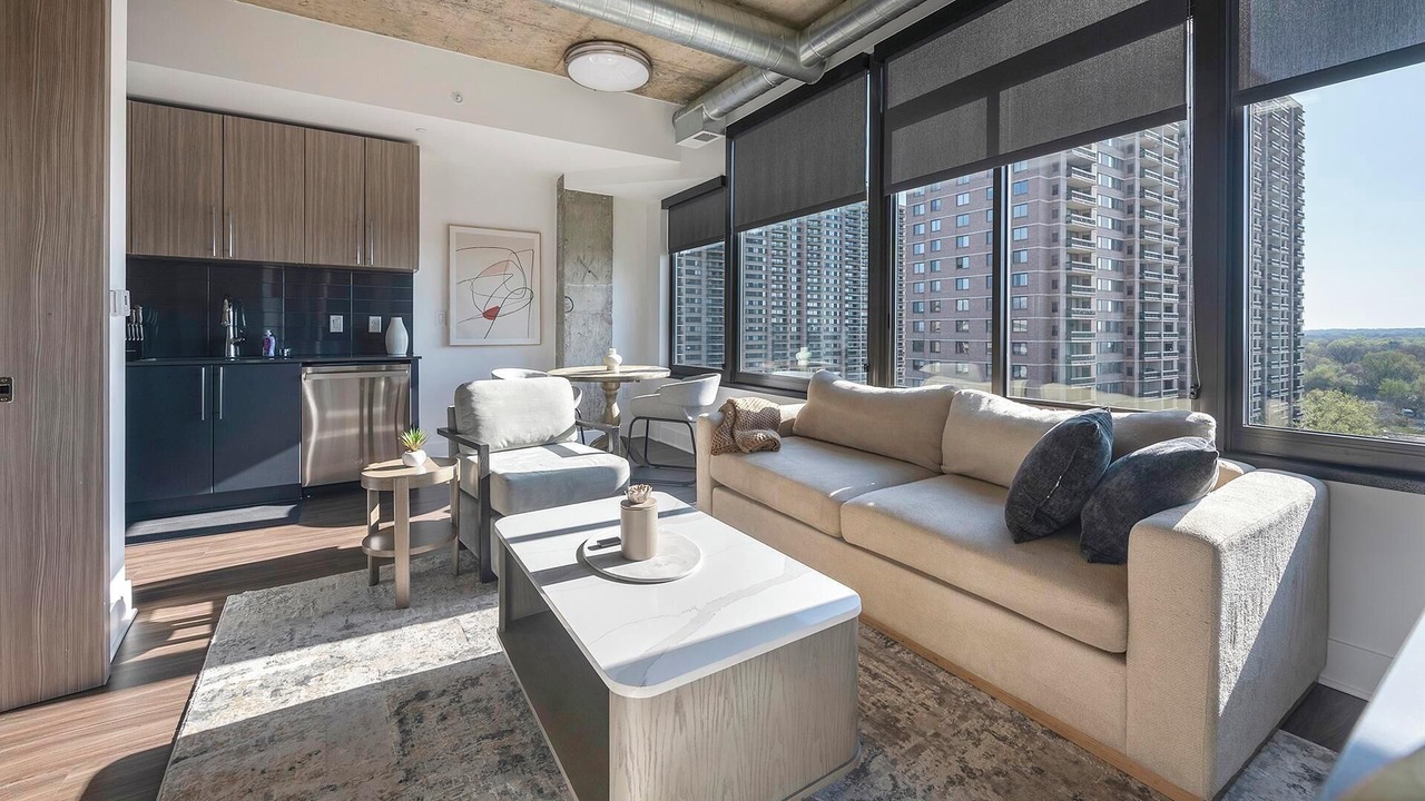 Photo of Livingroom in Baileys Crossroads
