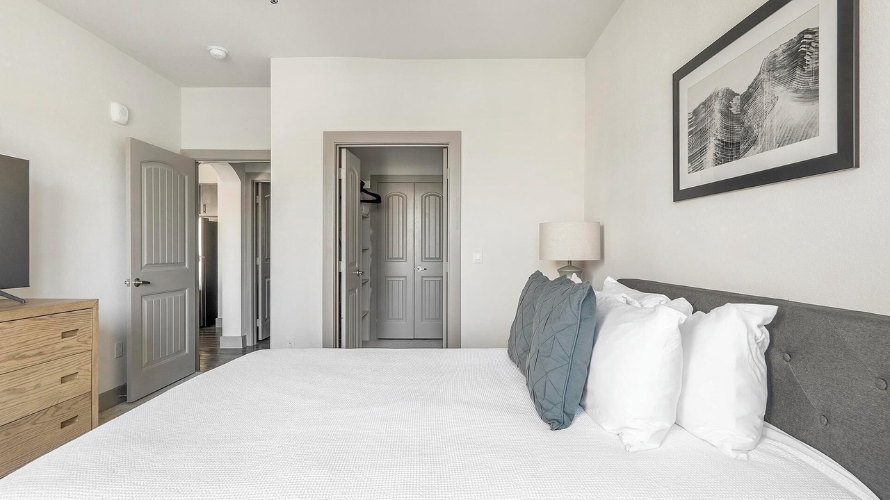 Photo of Bedroom in Manor