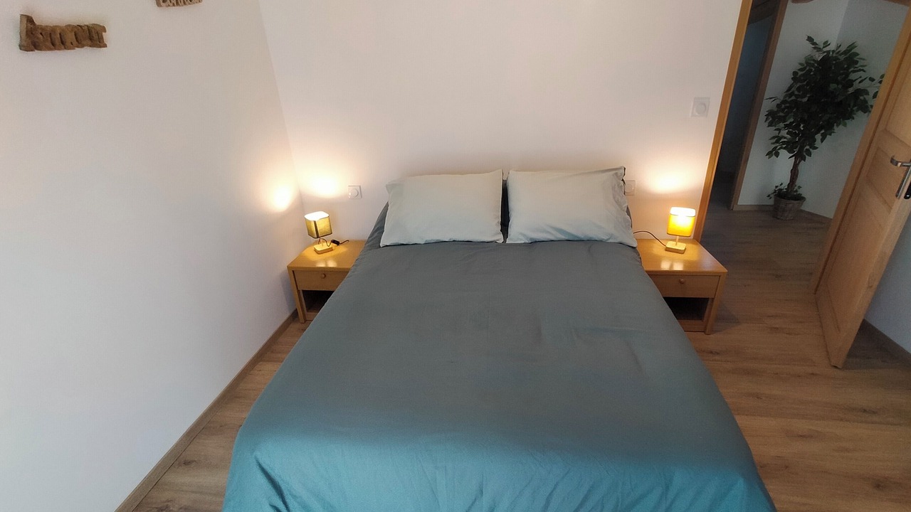 Photo of Bedroom in Distre