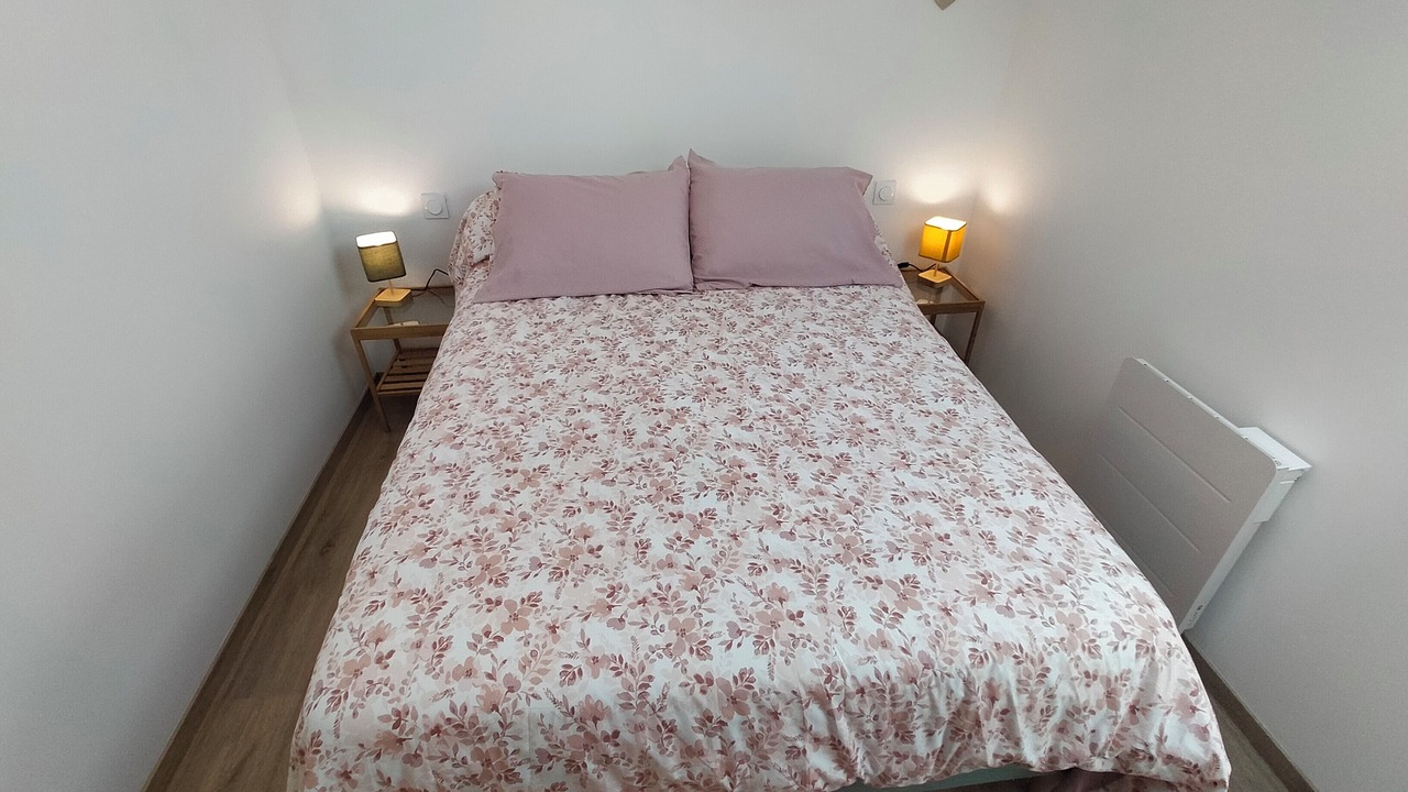 Photo of Bedroom in Distre