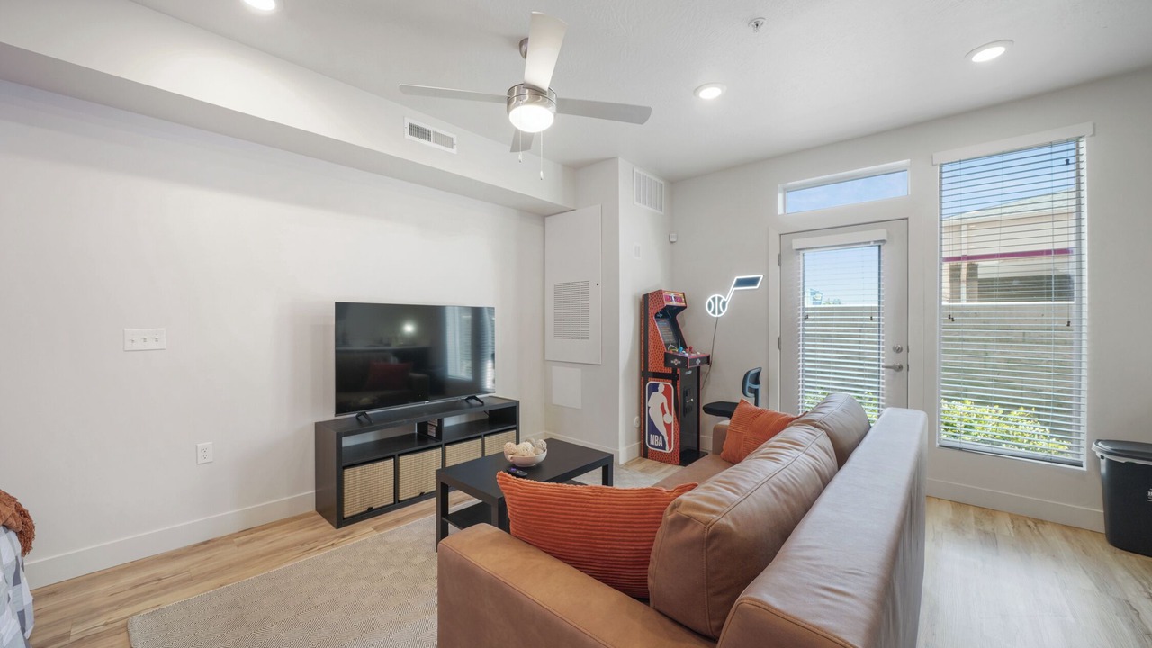 Photo of Livingroom in People's Freeway