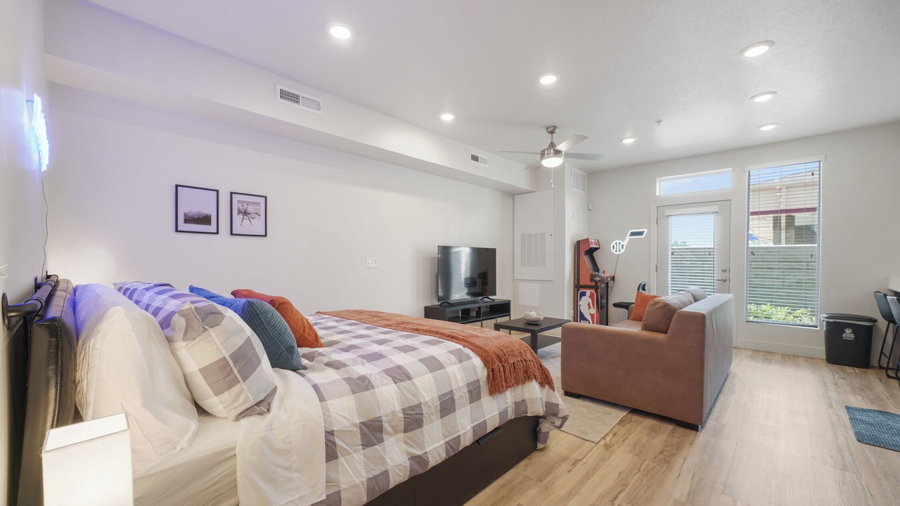 Photo of Bedroom in People's Freeway