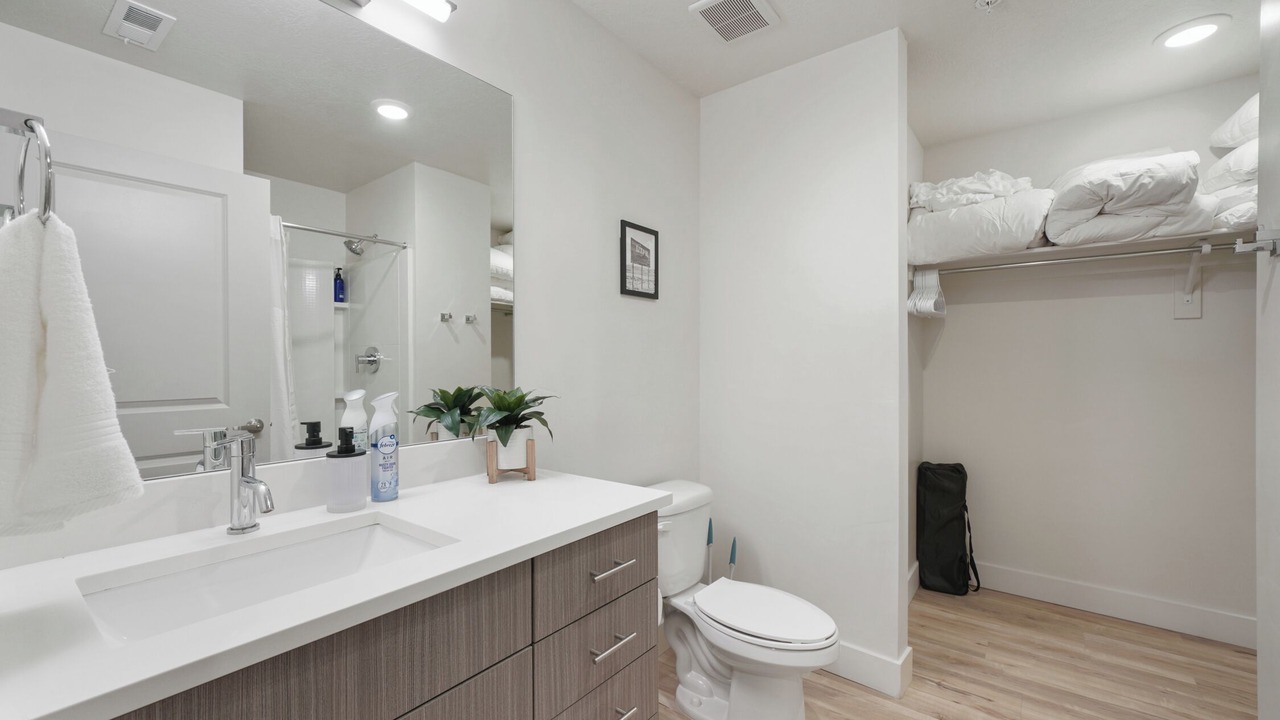 Photo of Bathroom in People's Freeway