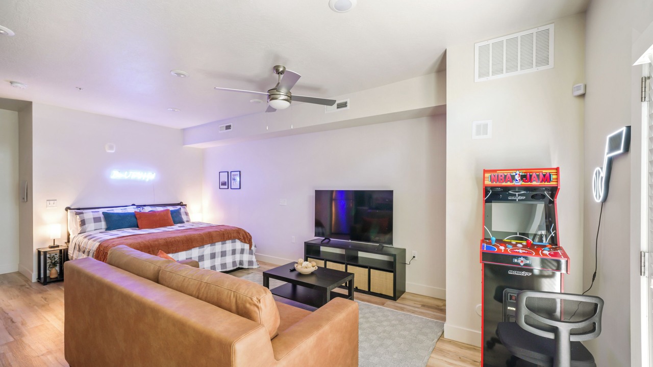 Photo of Bedroom in People's Freeway
