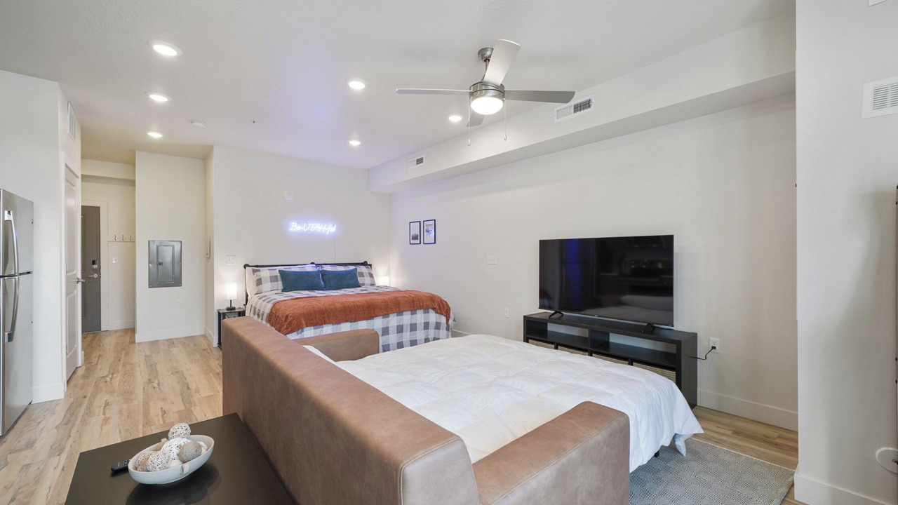 Photo of Bedroom in People's Freeway