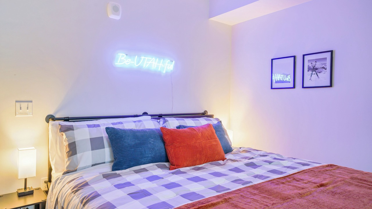 Photo of Bedroom in People's Freeway