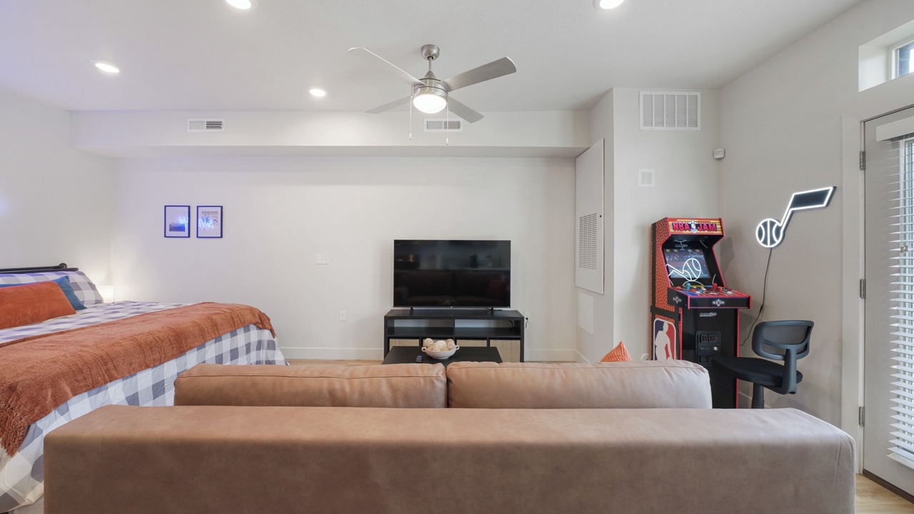 Photo of Bedroom in People's Freeway