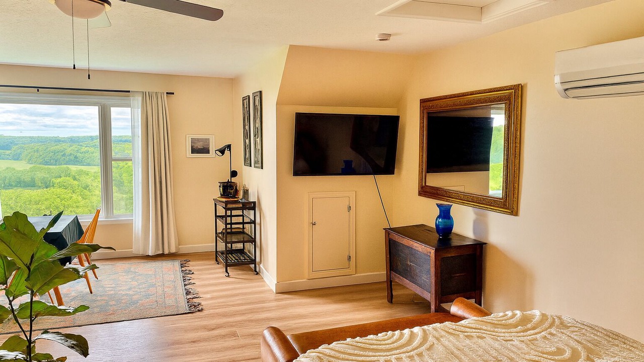 Photo of Bedroom in Drake