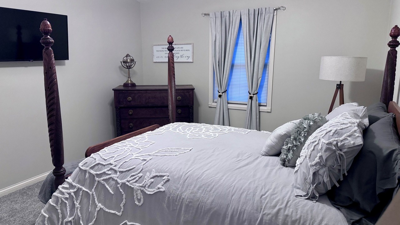 Photo of Bedroom in Cave City