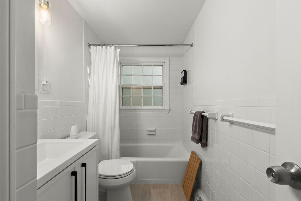 Photo of Bathroom in Teaticket