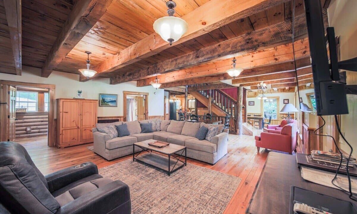 Photo of Livingroom in Mars Hill