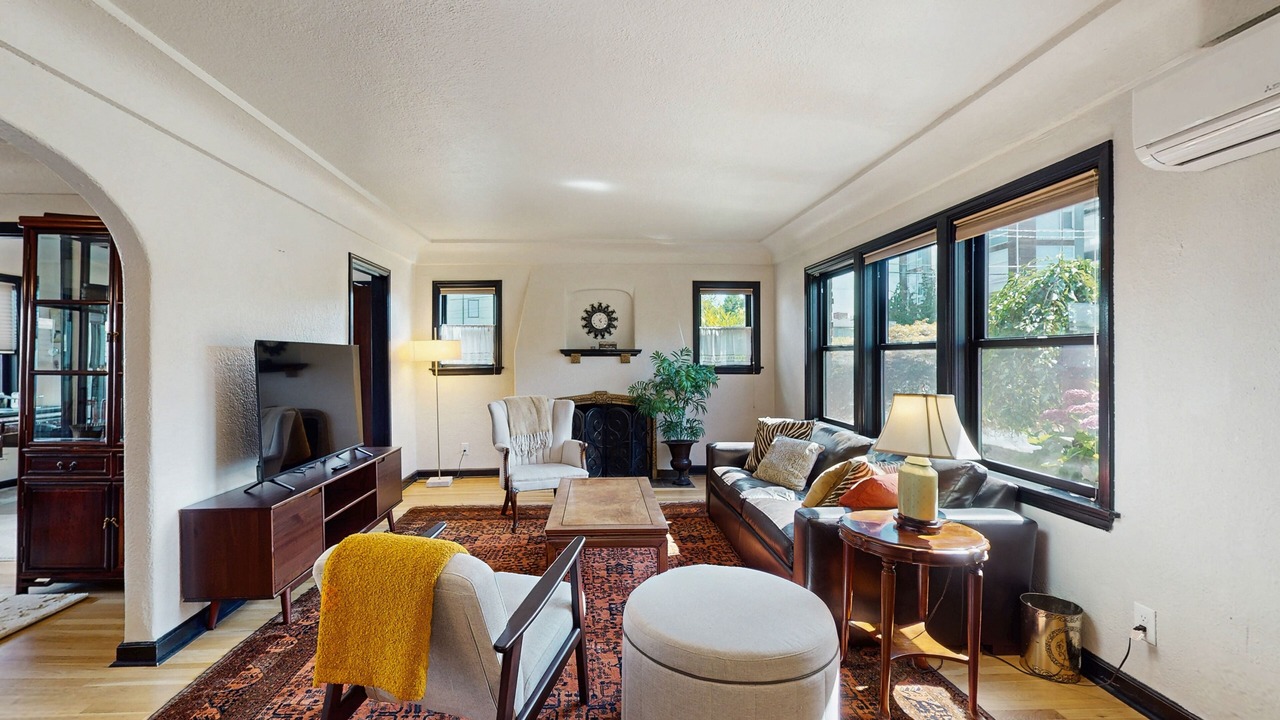 Photo of Livingroom in North Beacon Hill