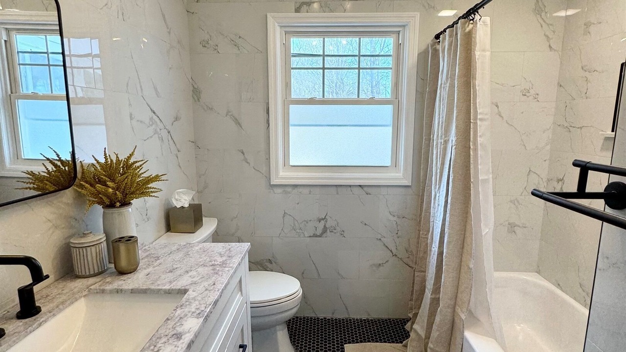 Photo of Bathroom in Swan Lake