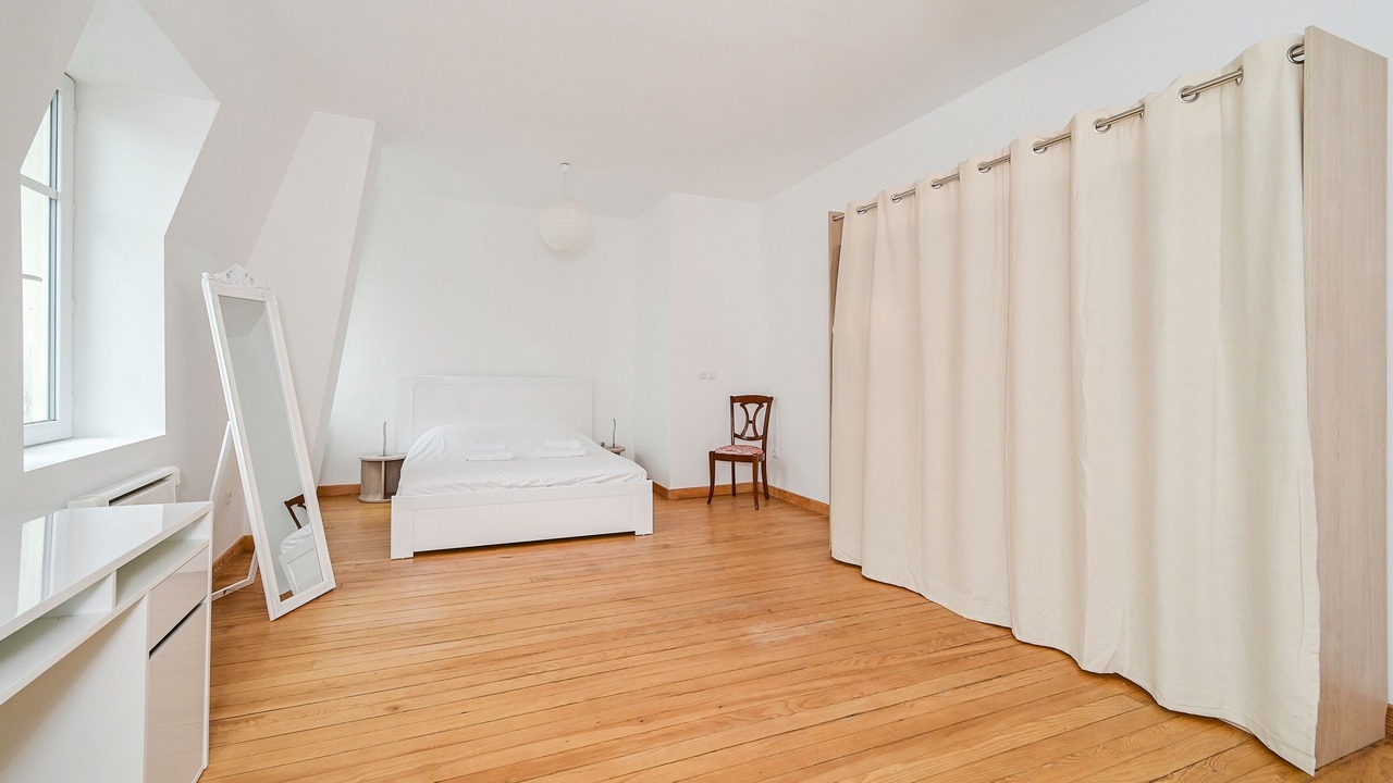 Photo of Bedroom in Poincare - Foch - Anatole France - Croix de Bourgogne