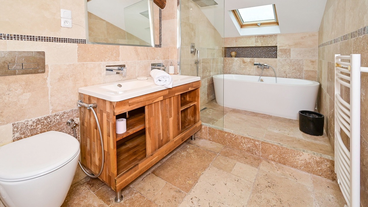 Photo of Bathroom in Poincare - Foch - Anatole France - Croix de Bourgogne