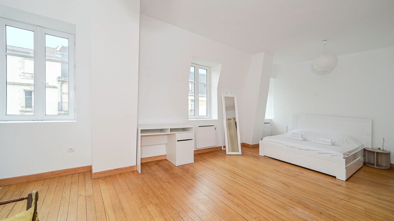 Photo of Bedroom in Poincare - Foch - Anatole France - Croix de Bourgogne